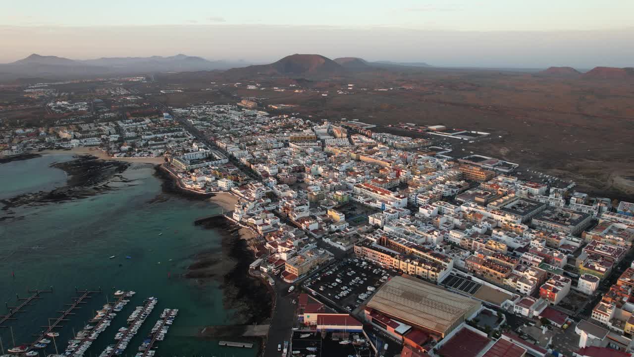 海洋小夜曲:一座与水共舞的城市视频素材