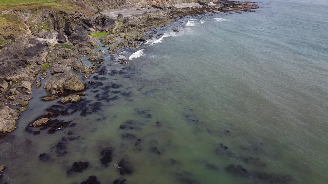 海上的岩石，海岸的顶景。海滨景观，大西洋。海水无人机视频。视频素材