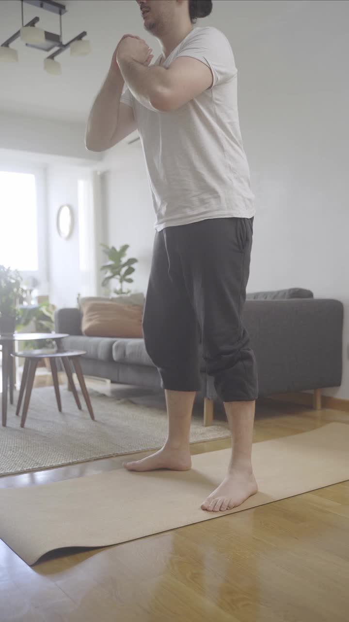 在家锻炼的概念。年轻男性做深蹲视频素材