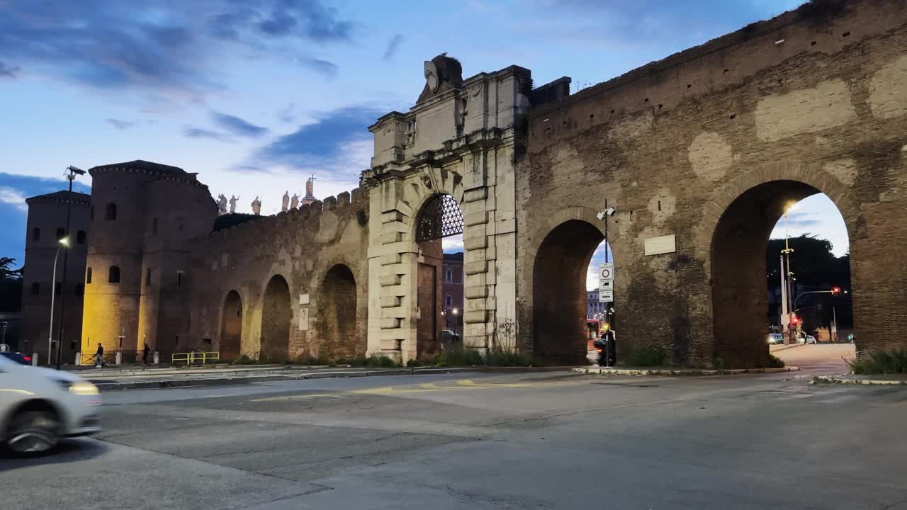 黄昏时分，罗马圣乔瓦尼门的车辆交通视频素材