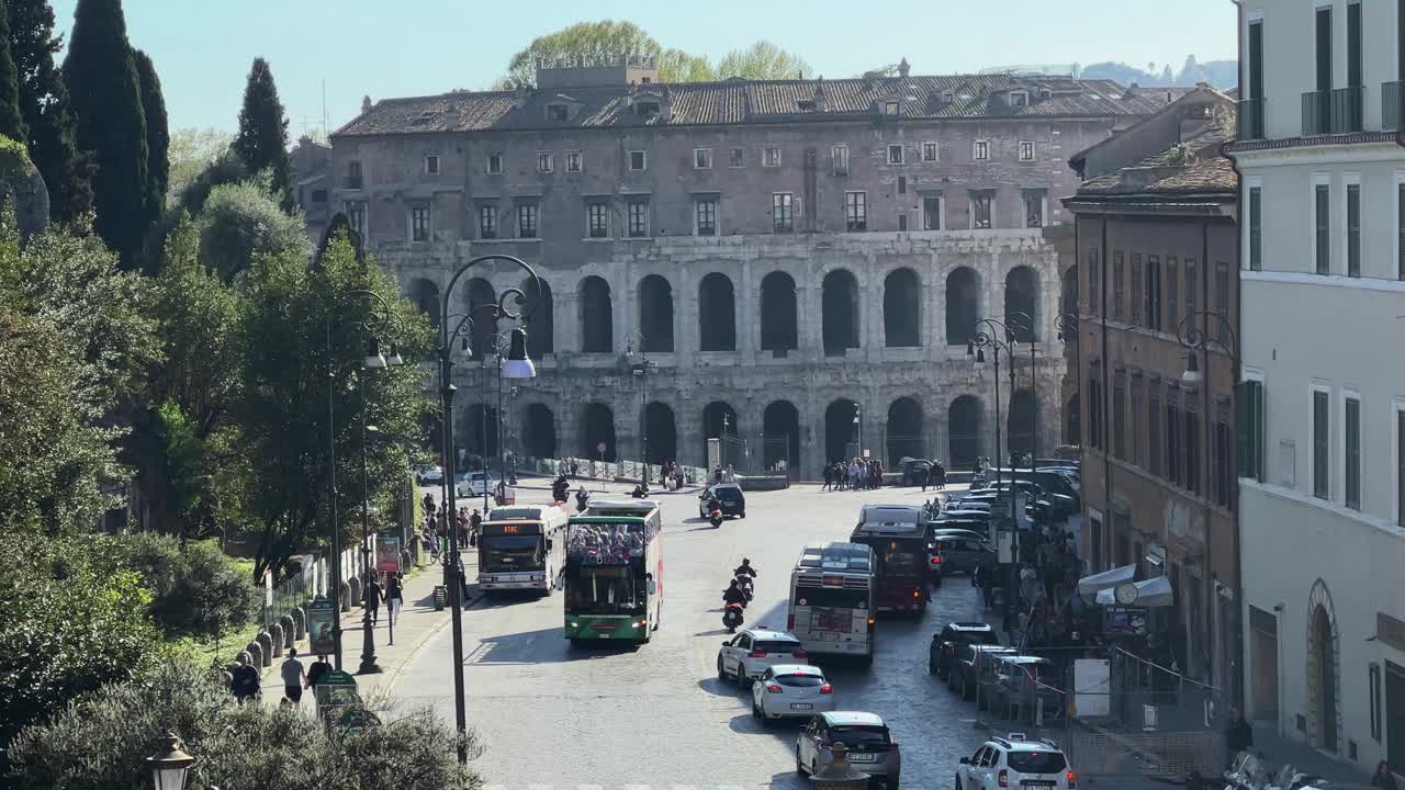 意大利罗马马塞洛剧院繁忙的城市鹅卵石街道上的旅游观光巴士和汽车交通视频素材