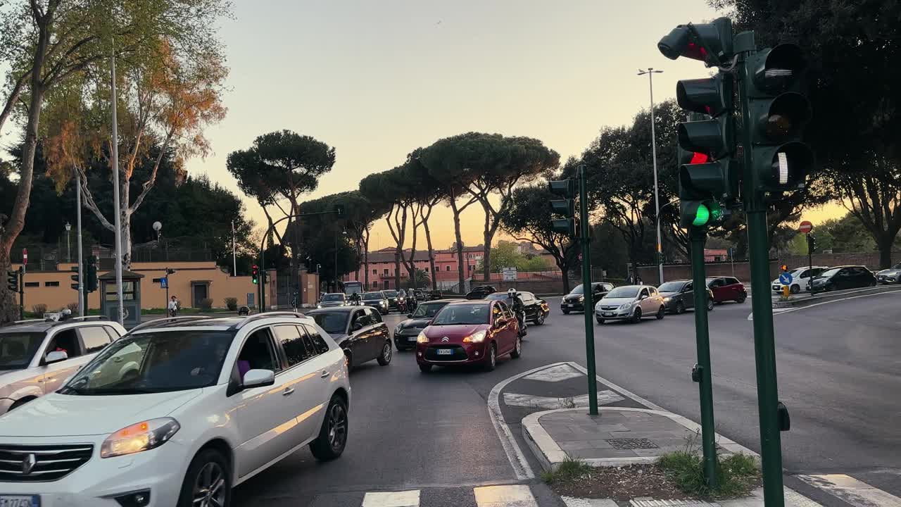 日落时分，意大利罗马街道上繁忙的交通视频素材