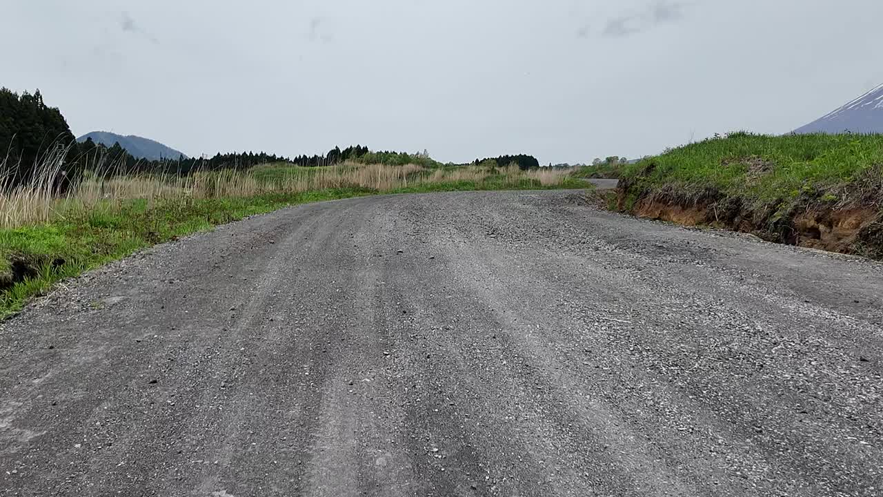 汽车行驶在乡村公路上，欣赏富士山的景色视频下载