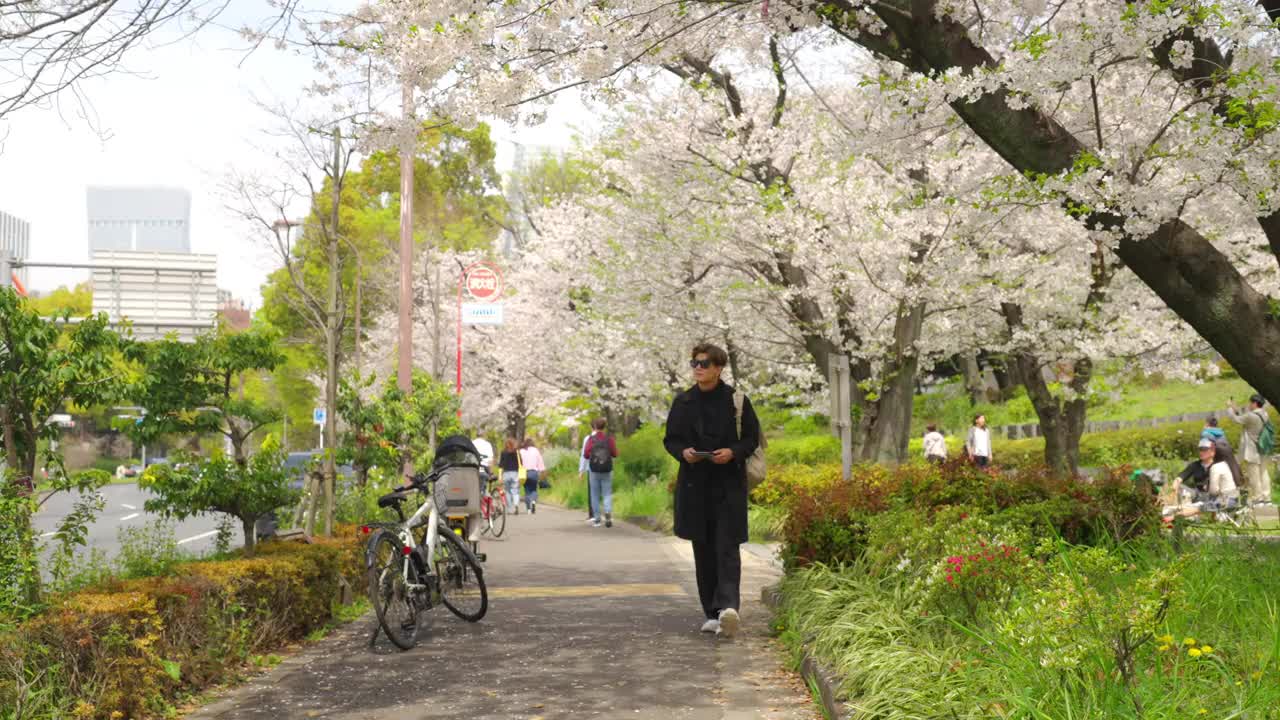 一名4K亚洲男子在日本东京旅行时用手机自拍。视频下载