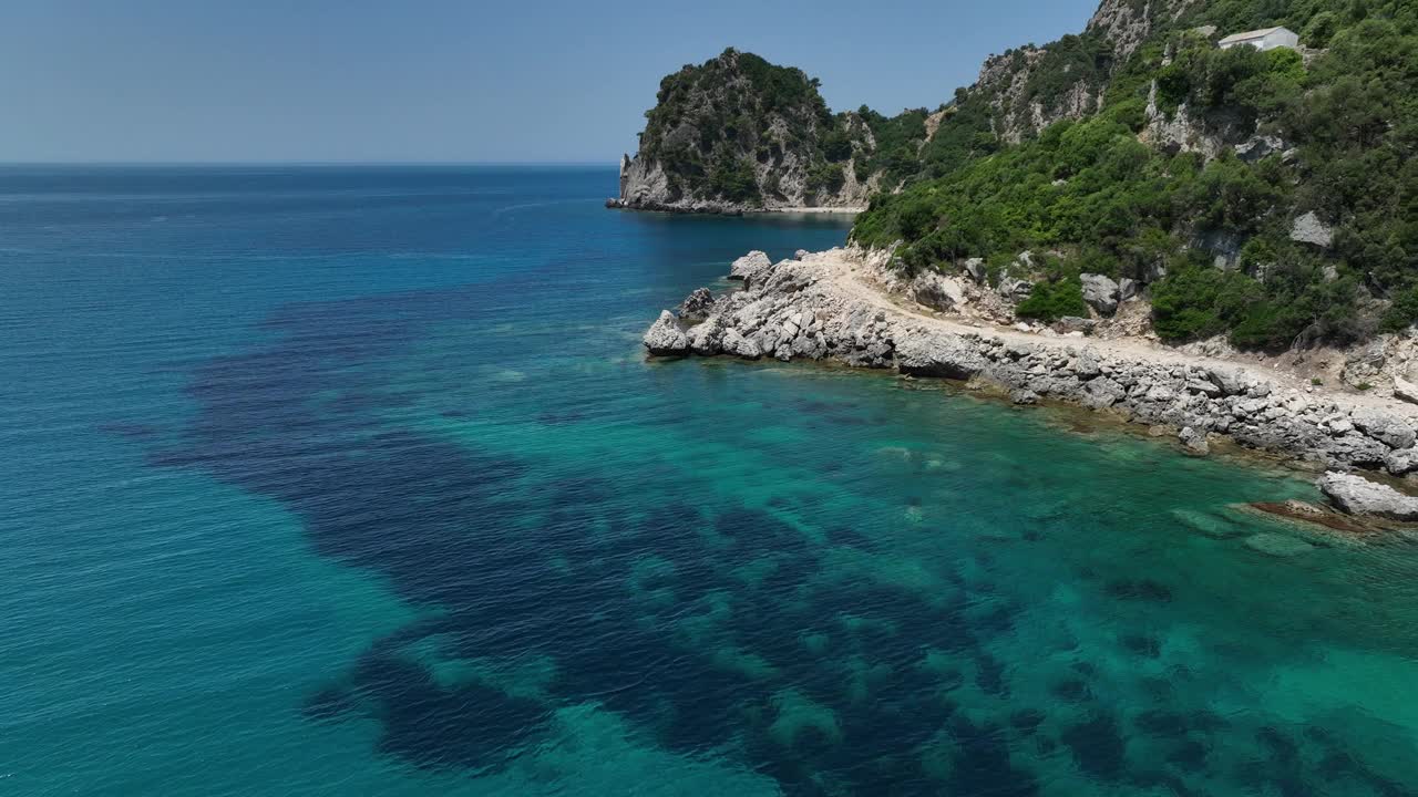 希腊科孚岛岩石海岸清澈湛蓝的海水，鸟瞰图视频素材