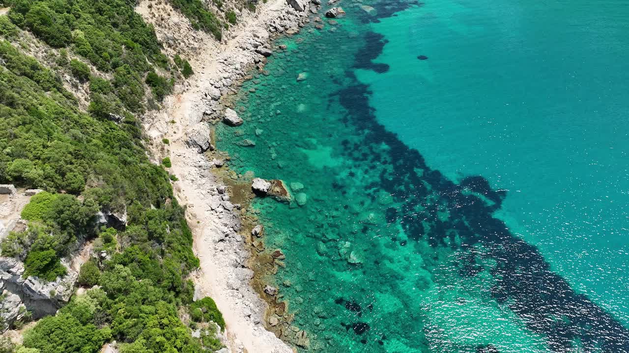 科孚岛沿岸碧蓝清澈的海水，阳光明媚的日子有着天然的海岸美景，鸟瞰视频素材