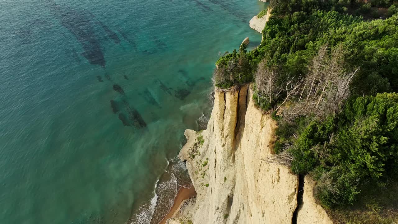 阳光普照的悬崖沿着科孚岛海岸线，俯瞰爱奥尼亚海，鸟瞰视频素材