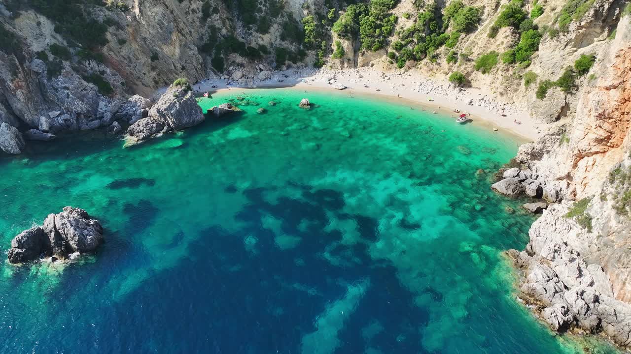 在科孚岛的加利海滩，希腊，清澈的蓝色海水和崎岖的悬崖，鸟瞰图视频素材