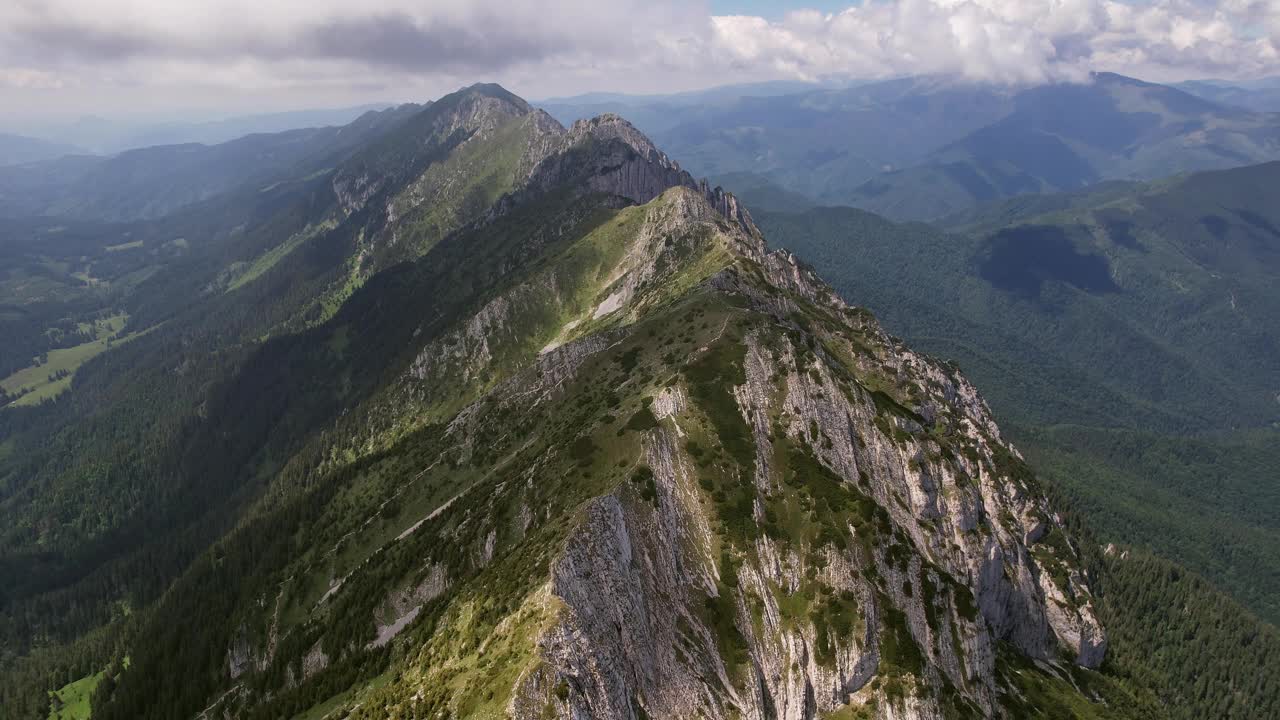 空中拍摄的Piatra Craiului山脉山脊，云层在下面投下阴影视频素材