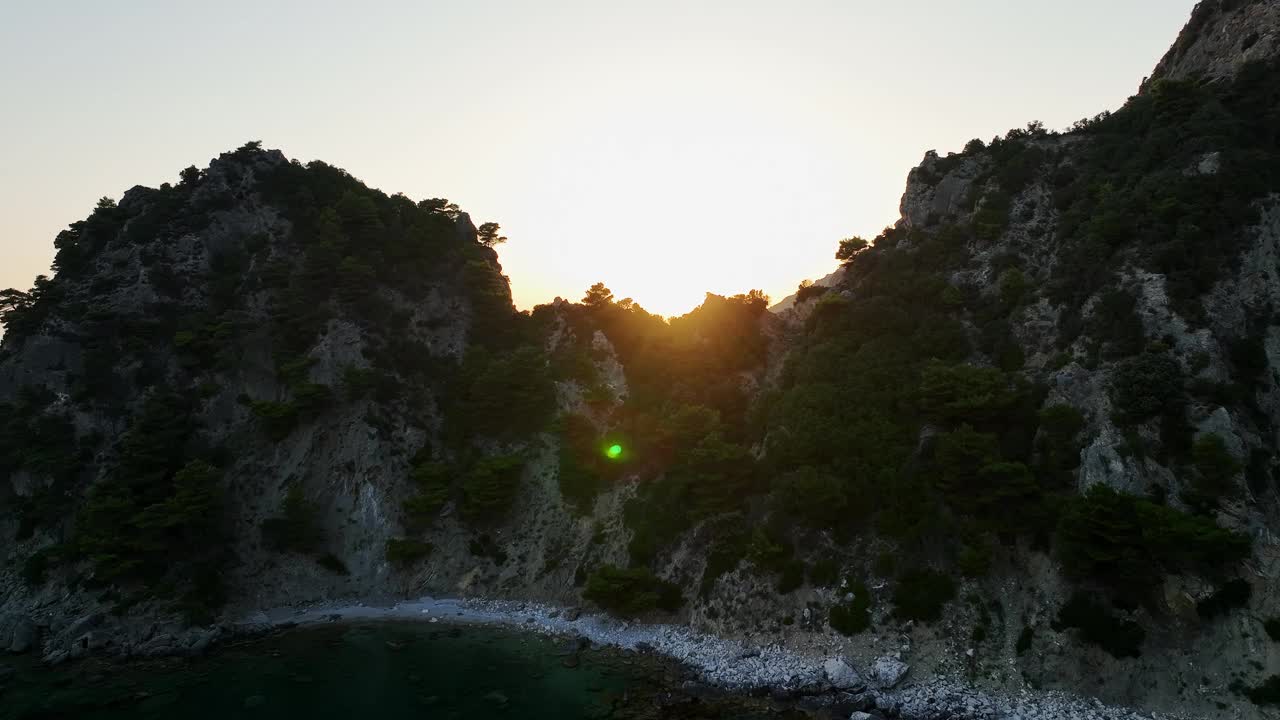 夕阳透过科孚岛上崎岖的悬崖，在爱奥尼亚海投下金色的色调视频素材