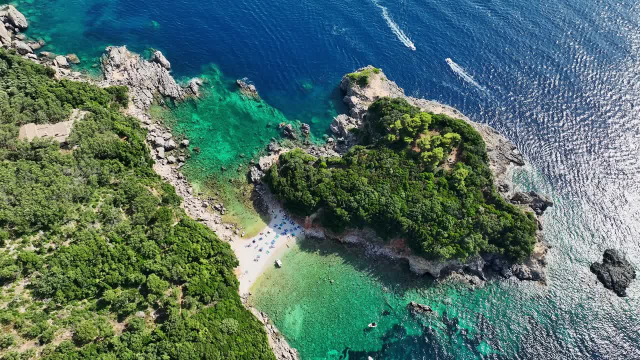 利姆尼海滩glyko在科孚岛，波光粼粼的离子海和郁郁葱葱的绿色植物，鸟瞰图视频素材