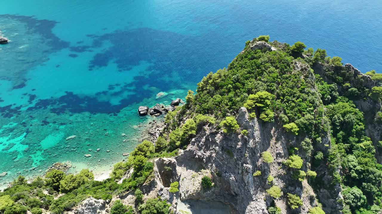 科孚岛上郁郁葱葱的绿色悬崖，晶莹湛蓝的爱奥尼亚海水，鸟瞰图视频素材