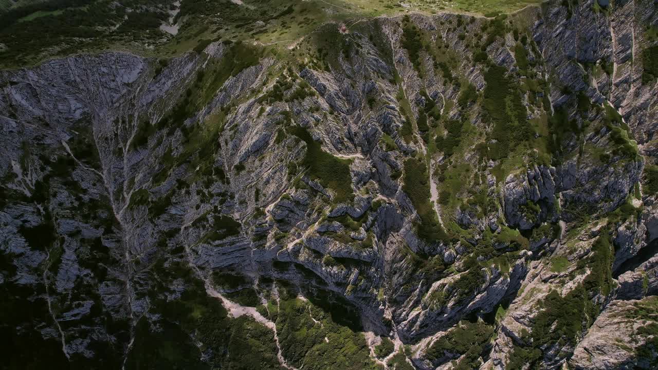 在明亮的阳光下，崎岖的皮亚特拉克雷乌鲁山，突出纹理，鸟瞰图视频素材