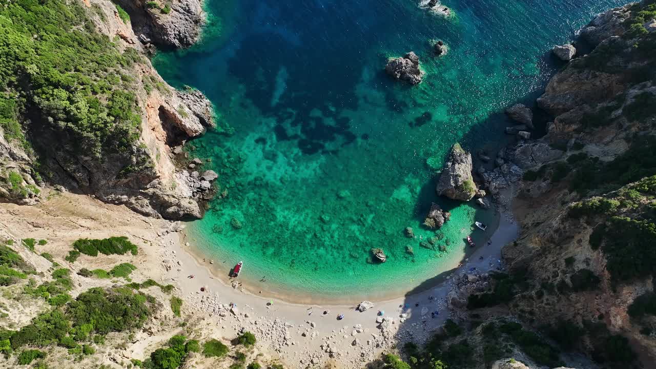 在科孚岛的加利海滩，清澈的蓝色海水和沙滩，希腊，鸟瞰视频素材