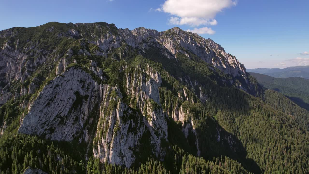 蔚蓝天空下雄伟的皮亚特拉克雷乌鲁山，背景是茂密的森林，鸟瞰图视频素材