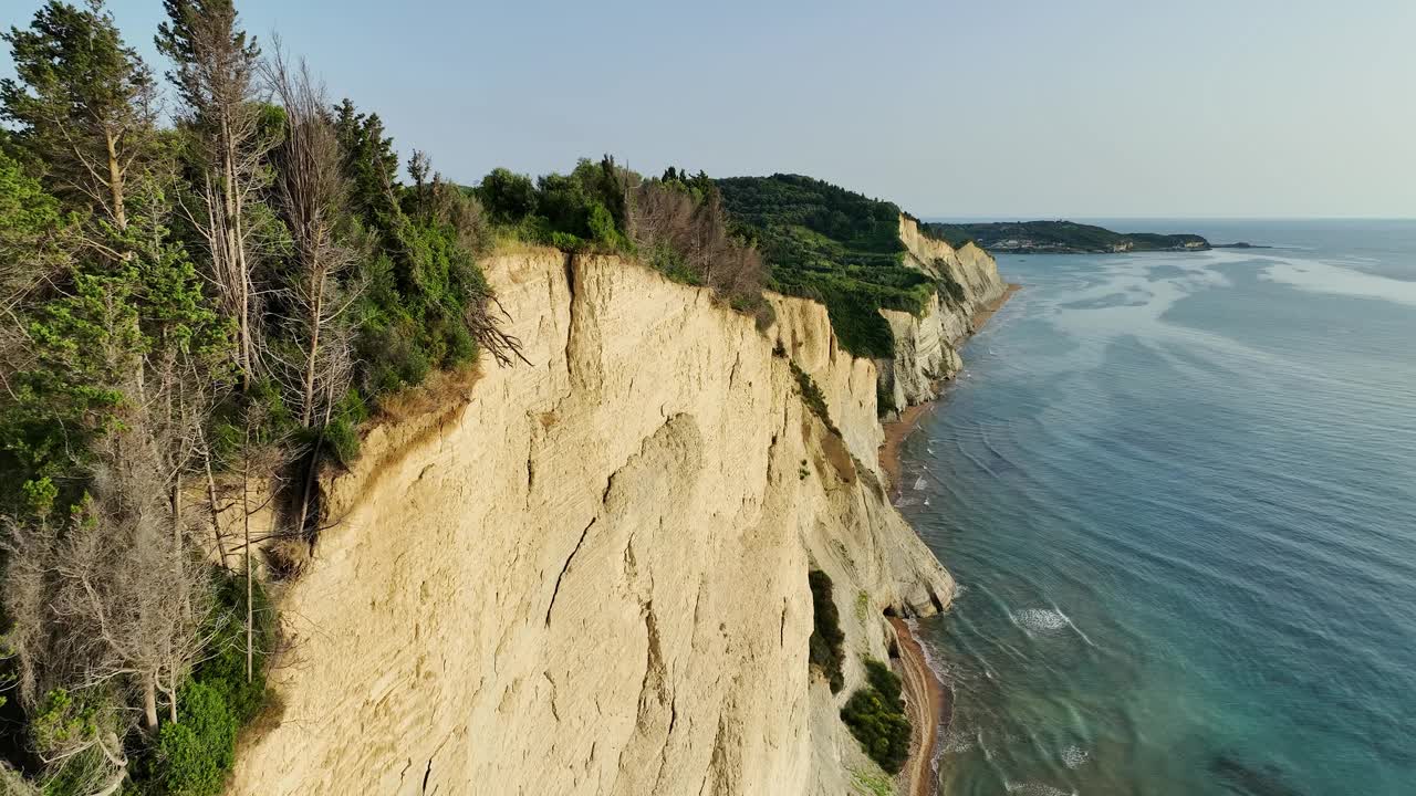 科孚岛上俯瞰爱奥尼亚海的悬崖边森林，阳光明媚的一天，鸟瞰图视频素材