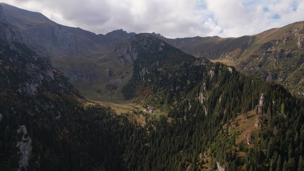 鸟瞰图，马列斯提山谷中的布吉山秋叶缤纷视频素材