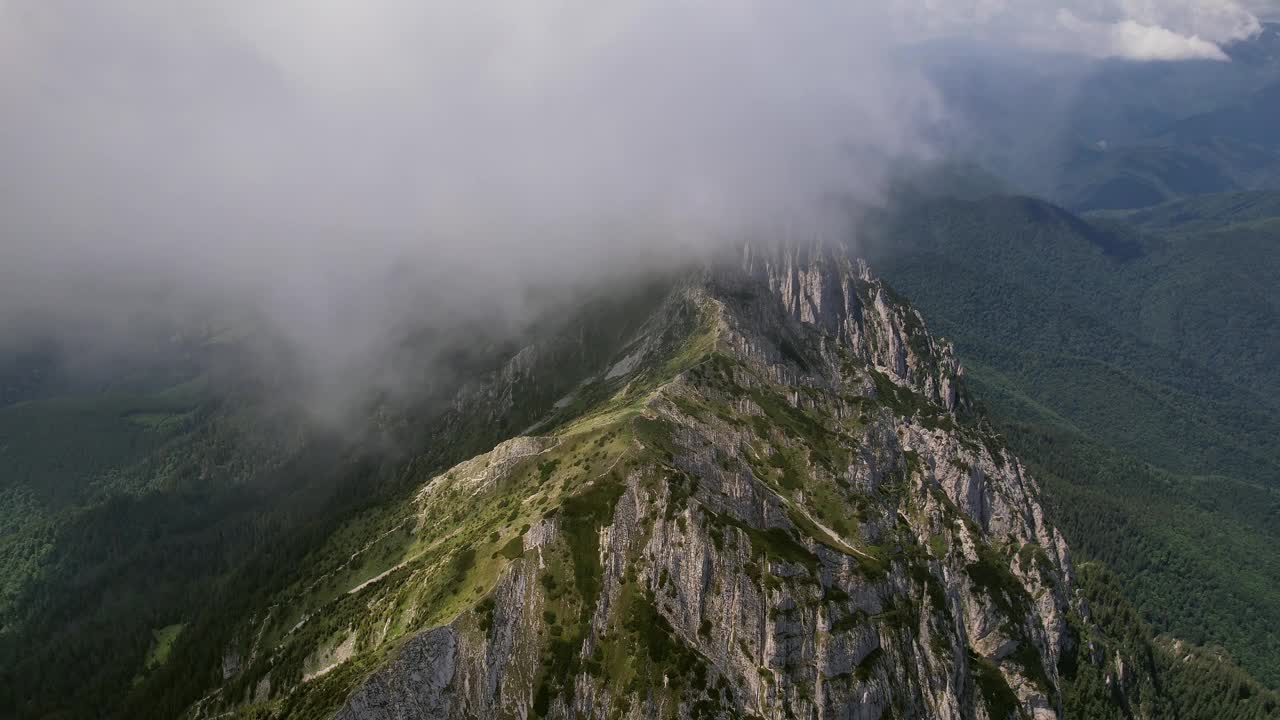 Piatra craiului山脉被流动的云笼罩，鸟瞰图视频素材