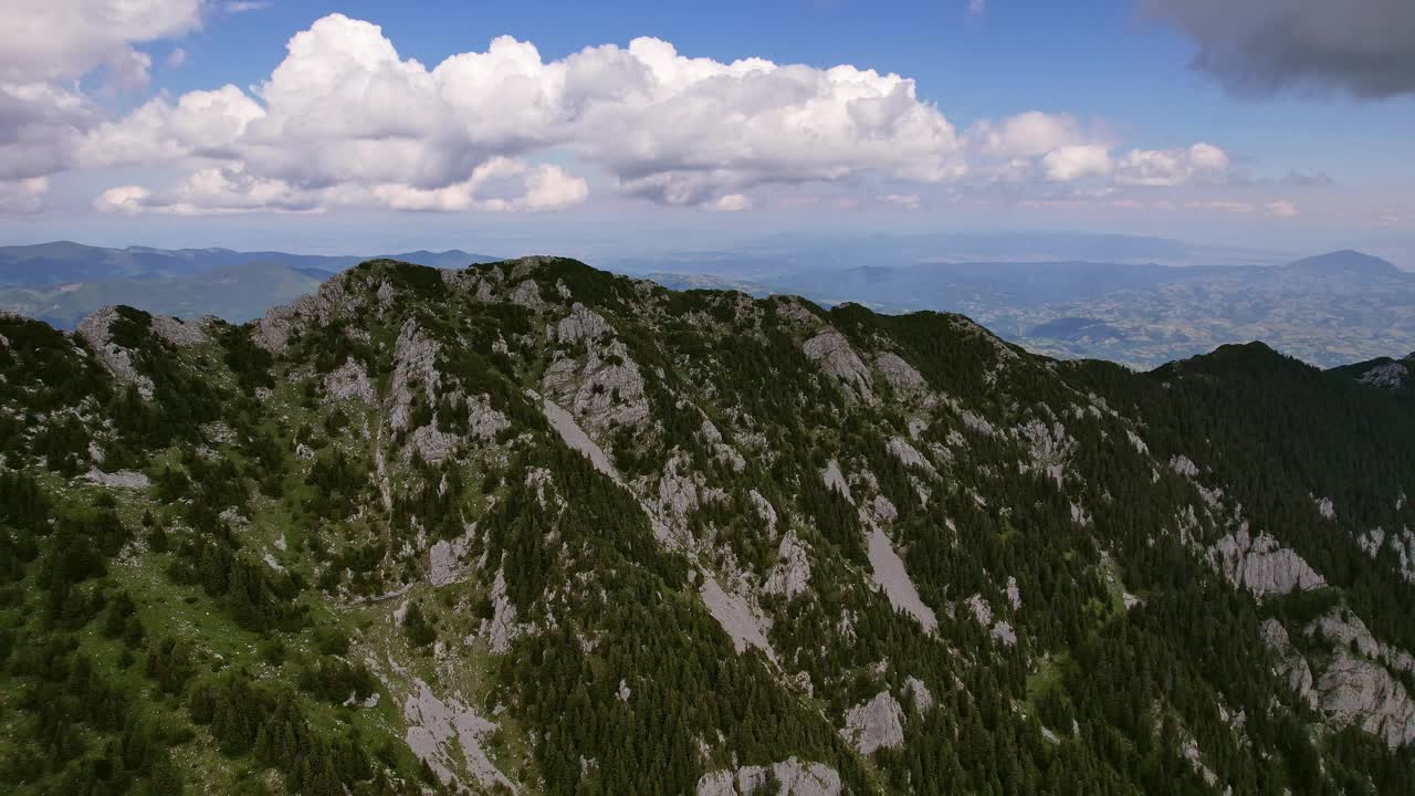 在Piatra Craiului多云的天空下的山峰，鸟瞰图视频素材