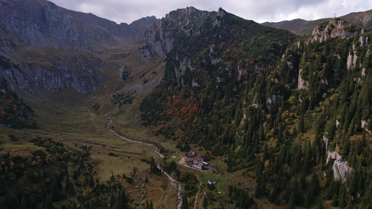 鸟瞰图，秋天的色彩点缀着布塞吉山脉周围的马拉埃斯蒂小屋视频素材