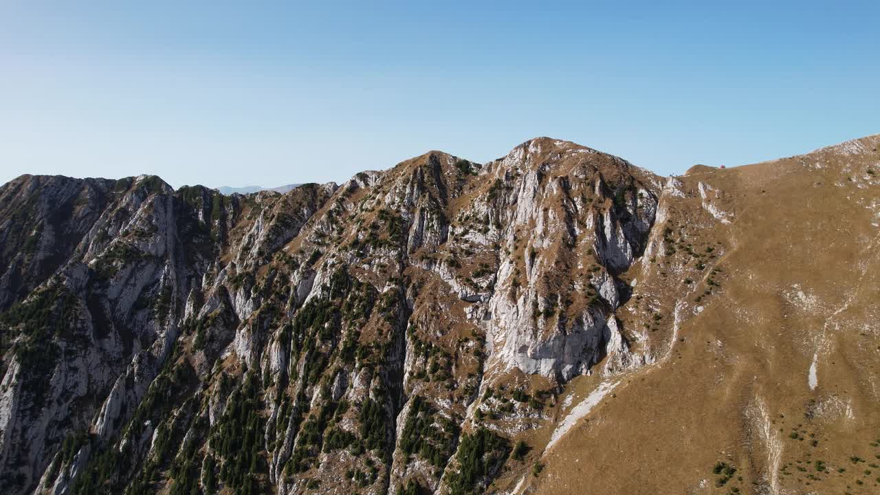 晴朗蓝天下的皮亚特拉克雷乌鲁山，鸟瞰图视频素材