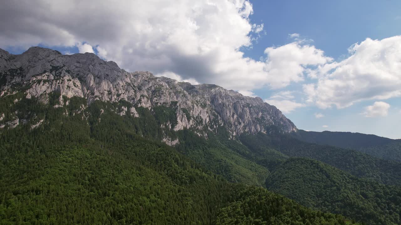 蓝天下的皮亚特拉克雷乌鲁山郁郁葱葱，鸟瞰图视频素材