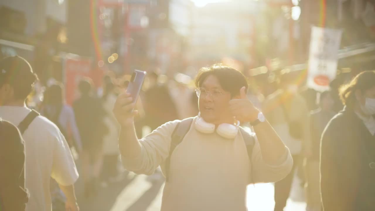 4K亚洲男子在日本东京旅行视频下载