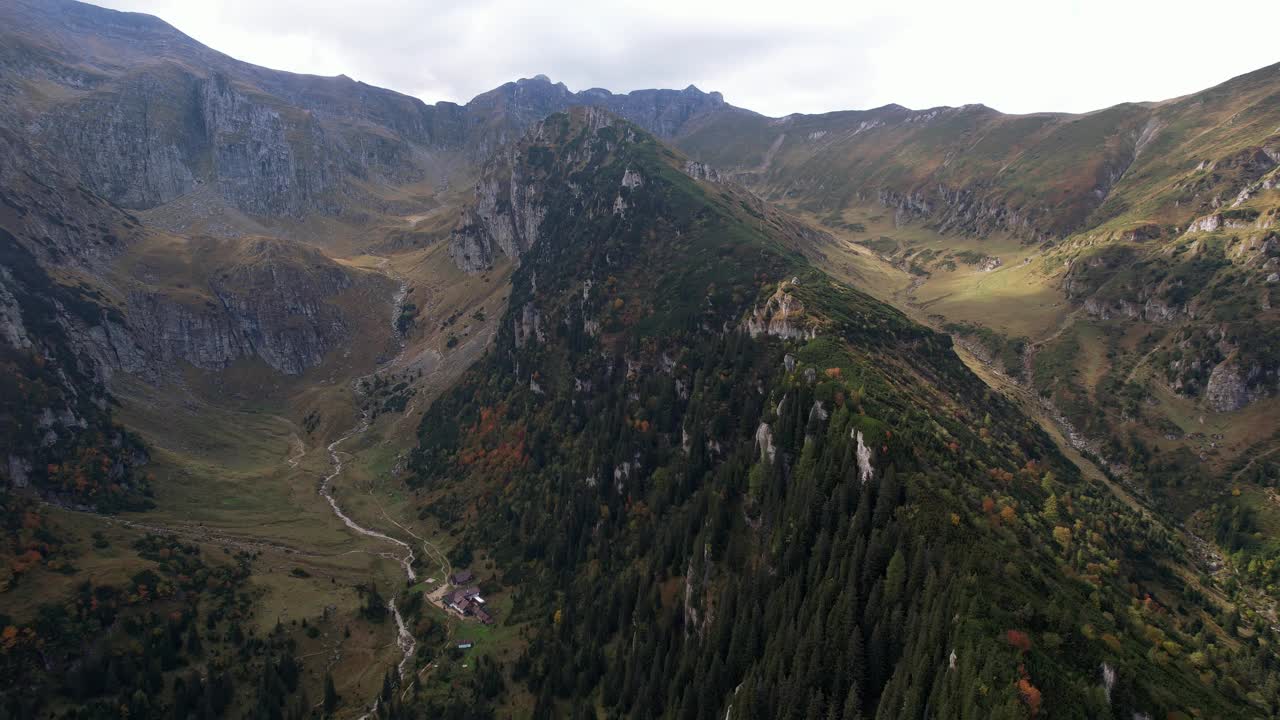 秋天的色彩笼罩着布塞吉山脉，鸟瞰崎岖的山峰和山谷视频素材