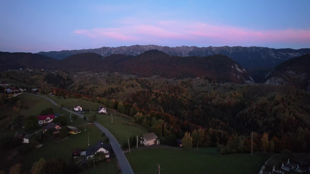 黄昏的马古拉村以皮亚特拉克雷乌鲁山为背景，秋色，鸟瞰图视频素材