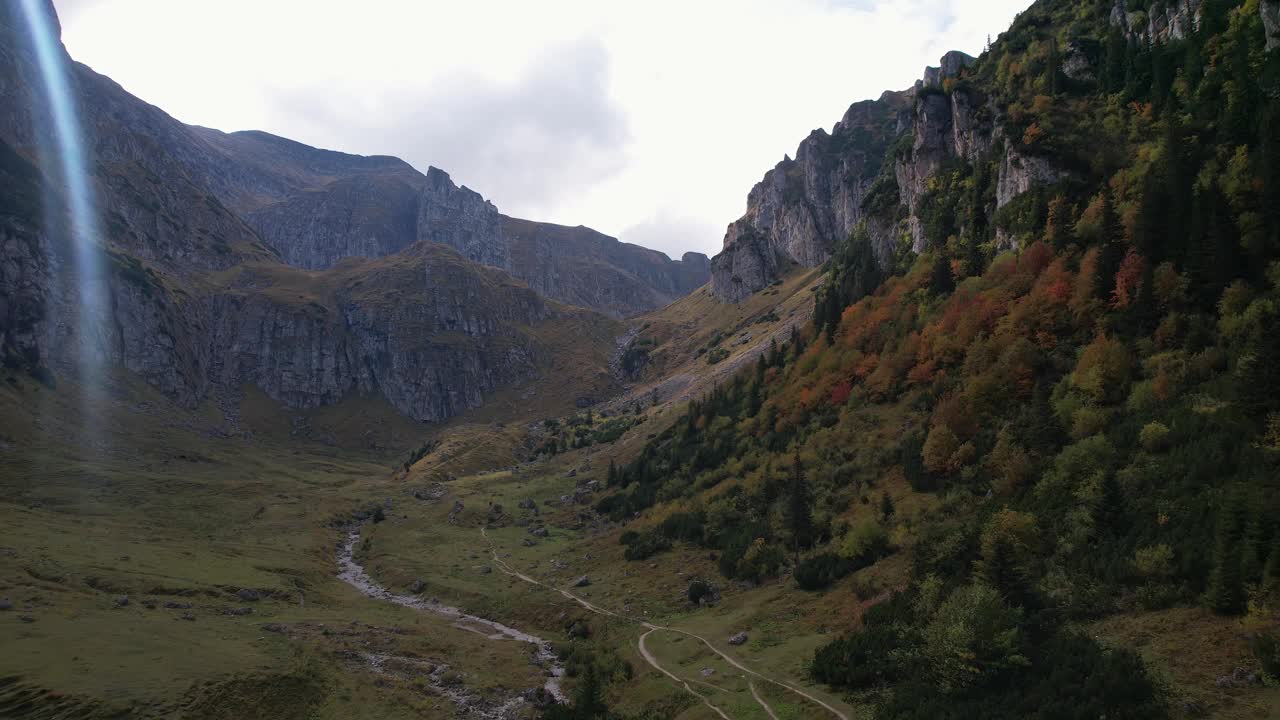 秋天的山景与舒适的小屋在布塞吉，鸟瞰图视频素材