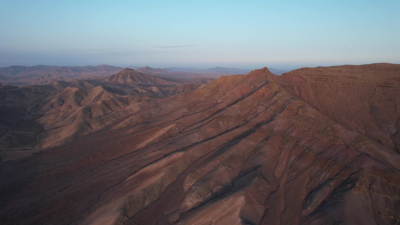 雄伟的宁静:富埃特文图拉沙漠山脉的超现实远景视频素材