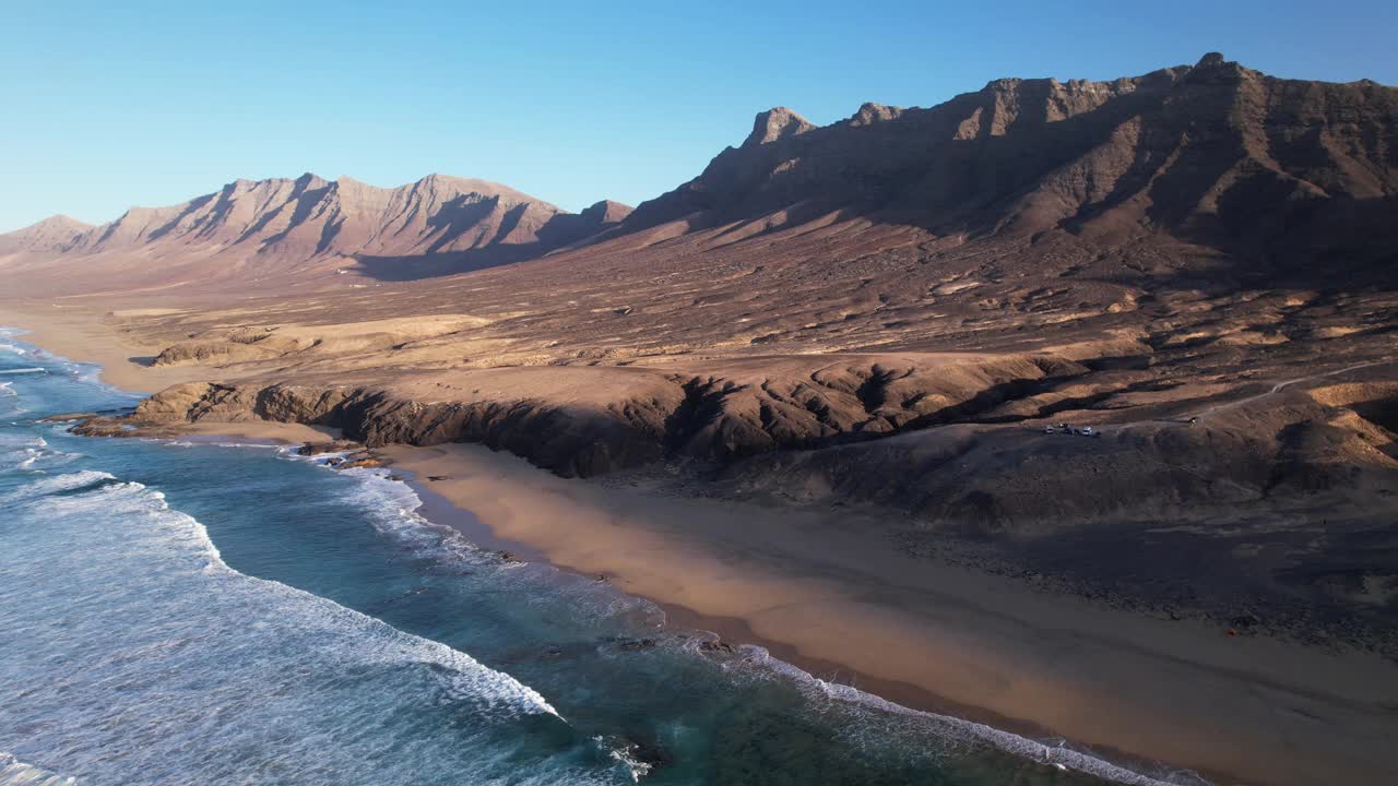 雄伟的海滩景观:空中视角的科菲特海滩和雄伟的山脉视频素材