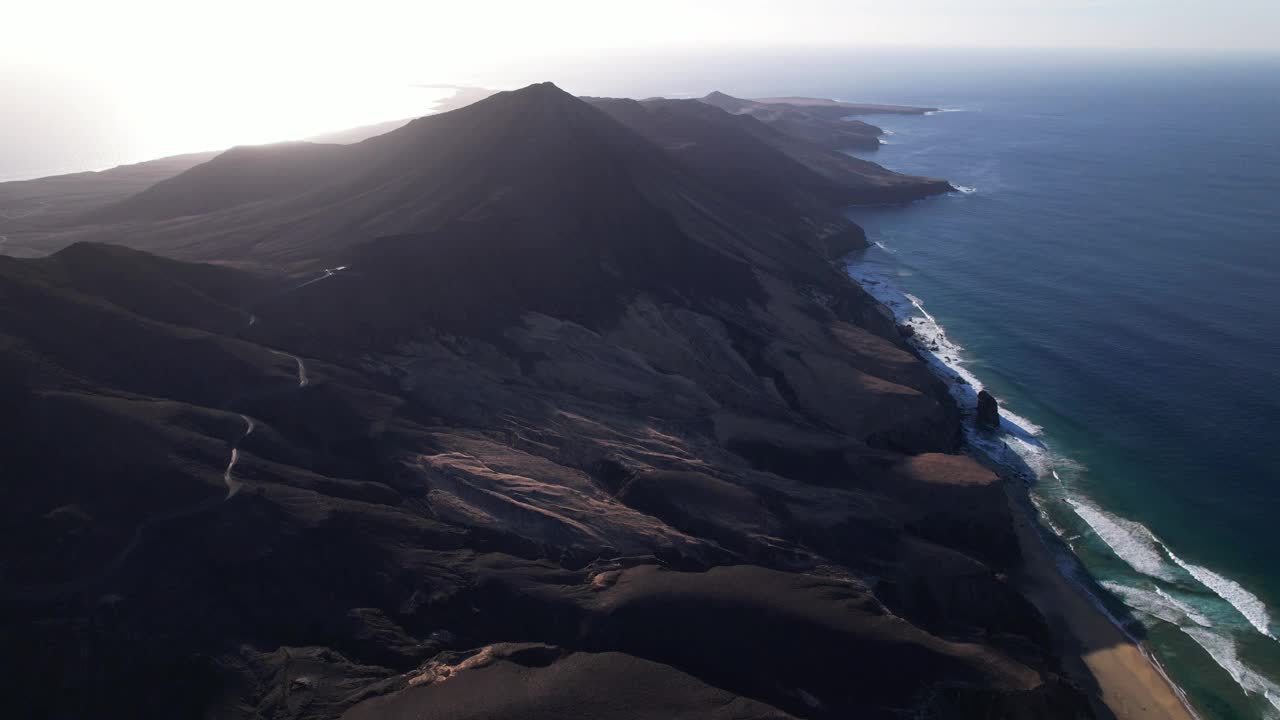 蔚蓝的威严:海洋和山脉的空中一瞥视频素材