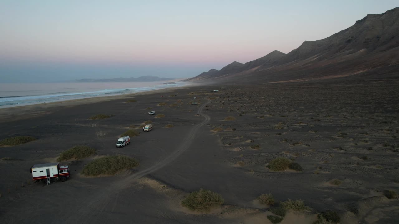 运动中的宁静:沿着咖啡海滩的旅程视频素材