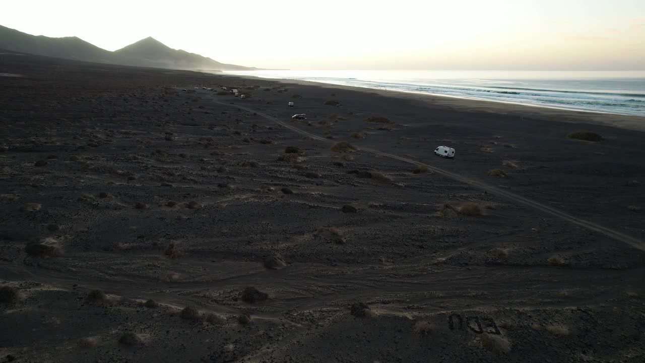 雄伟的海滩景观:空中宁静的科菲特海滩和山区背景视频素材