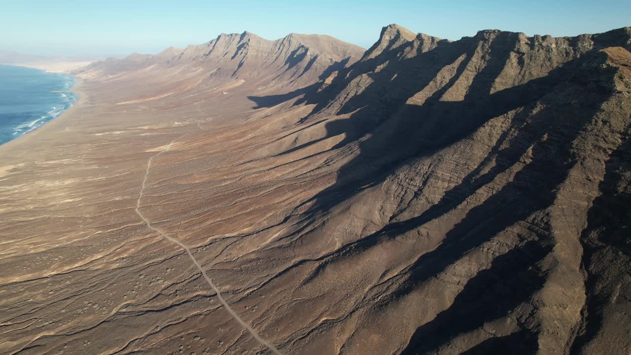 雄伟的山脉:富埃特文图拉海岸山脉鸟瞰图视频素材