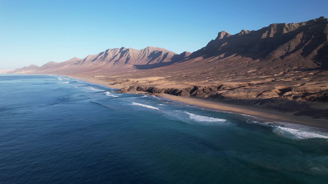 雄伟的美丽:空中视角的咖啡海滩和山的背景视频素材