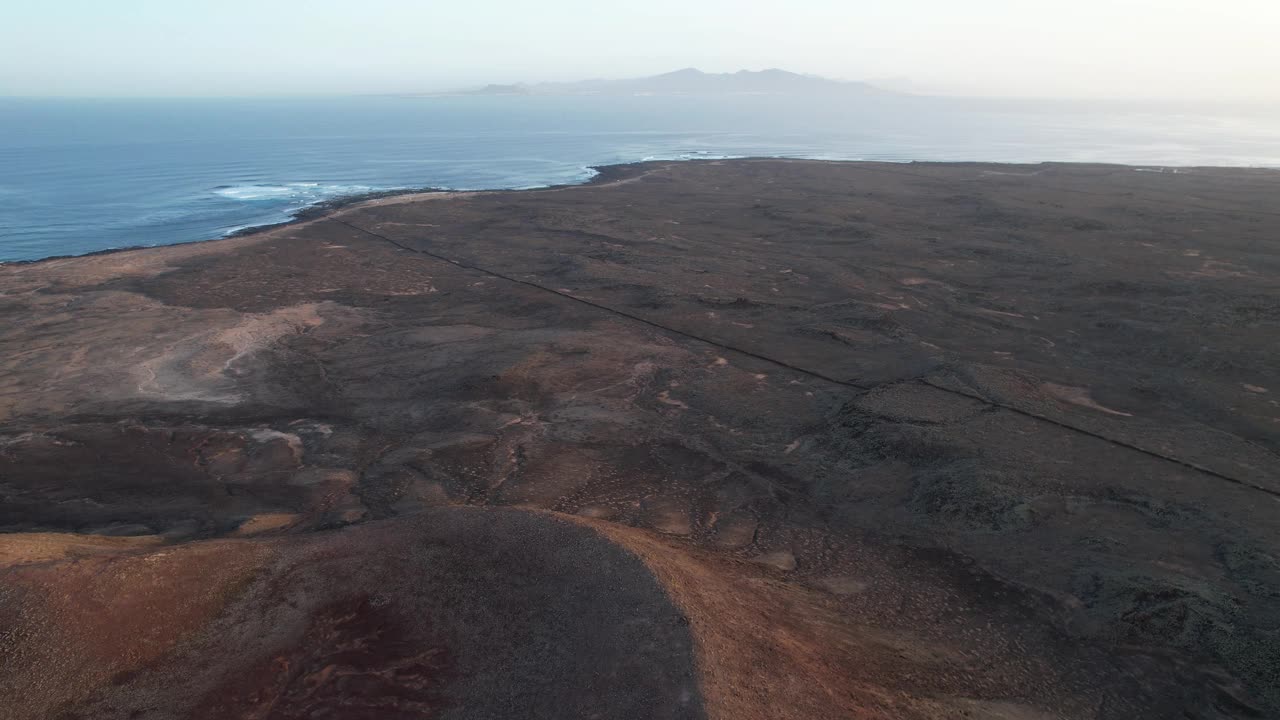 空中俯瞰富埃特文图拉的岩石海岸线视频素材