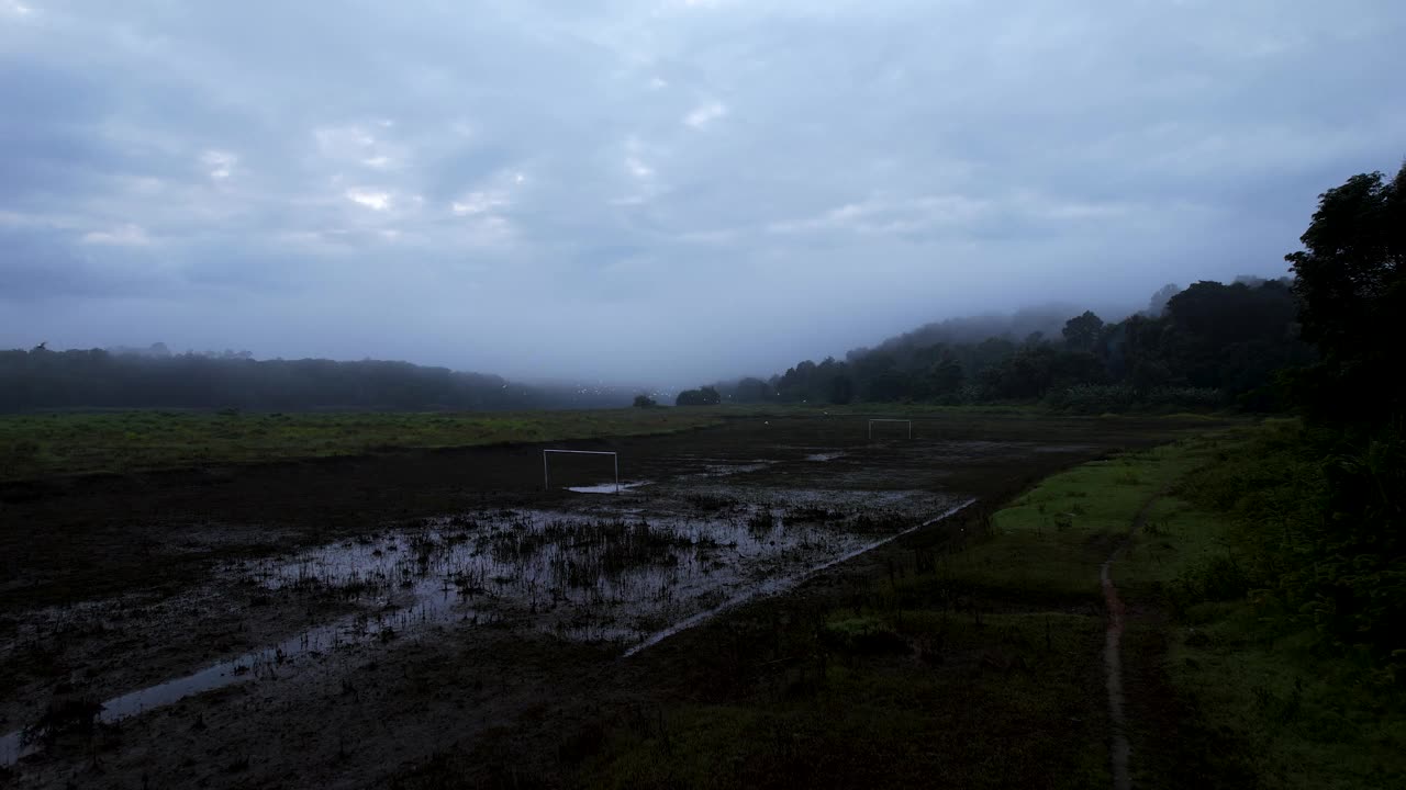 美丽的空中无人机拍摄的雾蒙蒙的早晨田野视频素材