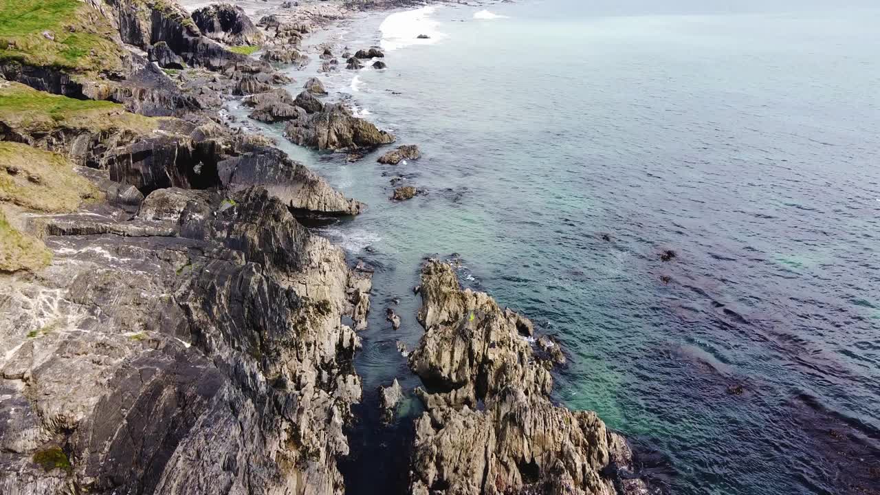 美丽的海景。凯尔特海之滨，海空间。航拍全高清格式。视频素材