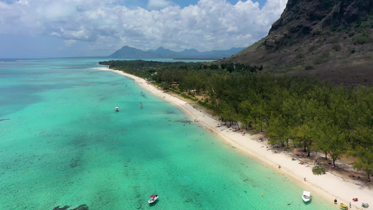 毛里求斯布拉班特山鸟瞰图。热带水晶海洋与莫纳山和豪华海滩在毛里求斯。莫纳海滩，棕榈树，白色的沙滩和豪华的度假胜地，毛里求斯。视频素材