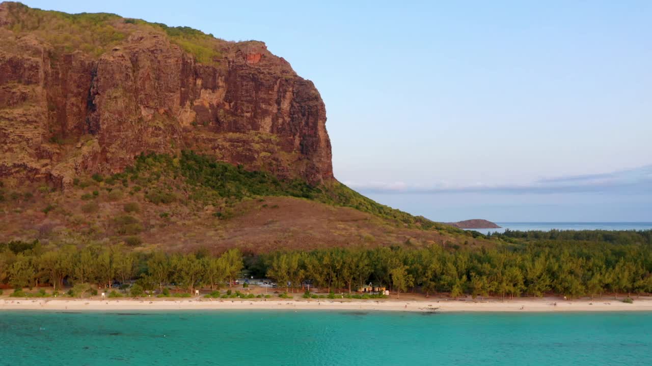 鸟瞰毛里求斯岛全景和著名的布拉班特山，美丽的蓝色泻湖和水下瀑布。毛里求斯布拉班特山鸟瞰图。视频素材