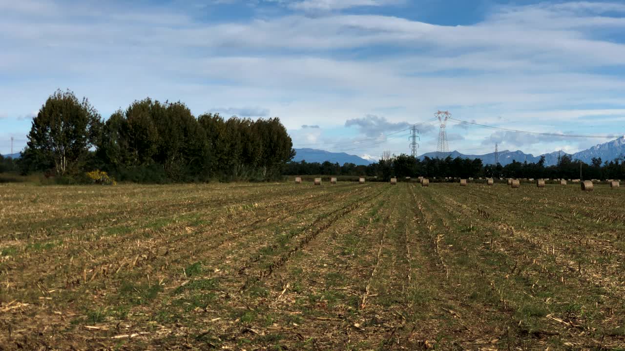 秋天的麦田和干草捆——意大利北部视频素材
