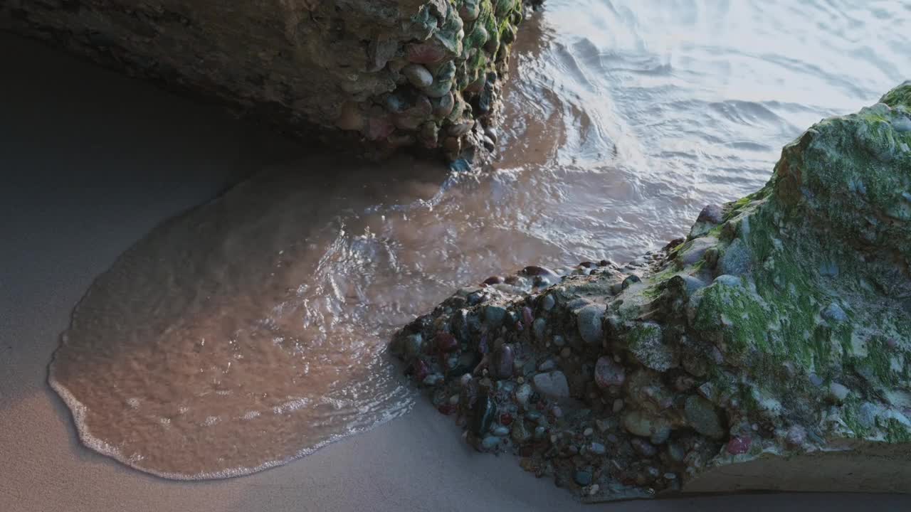 有一小片水域的多岩石的海岸线视频下载