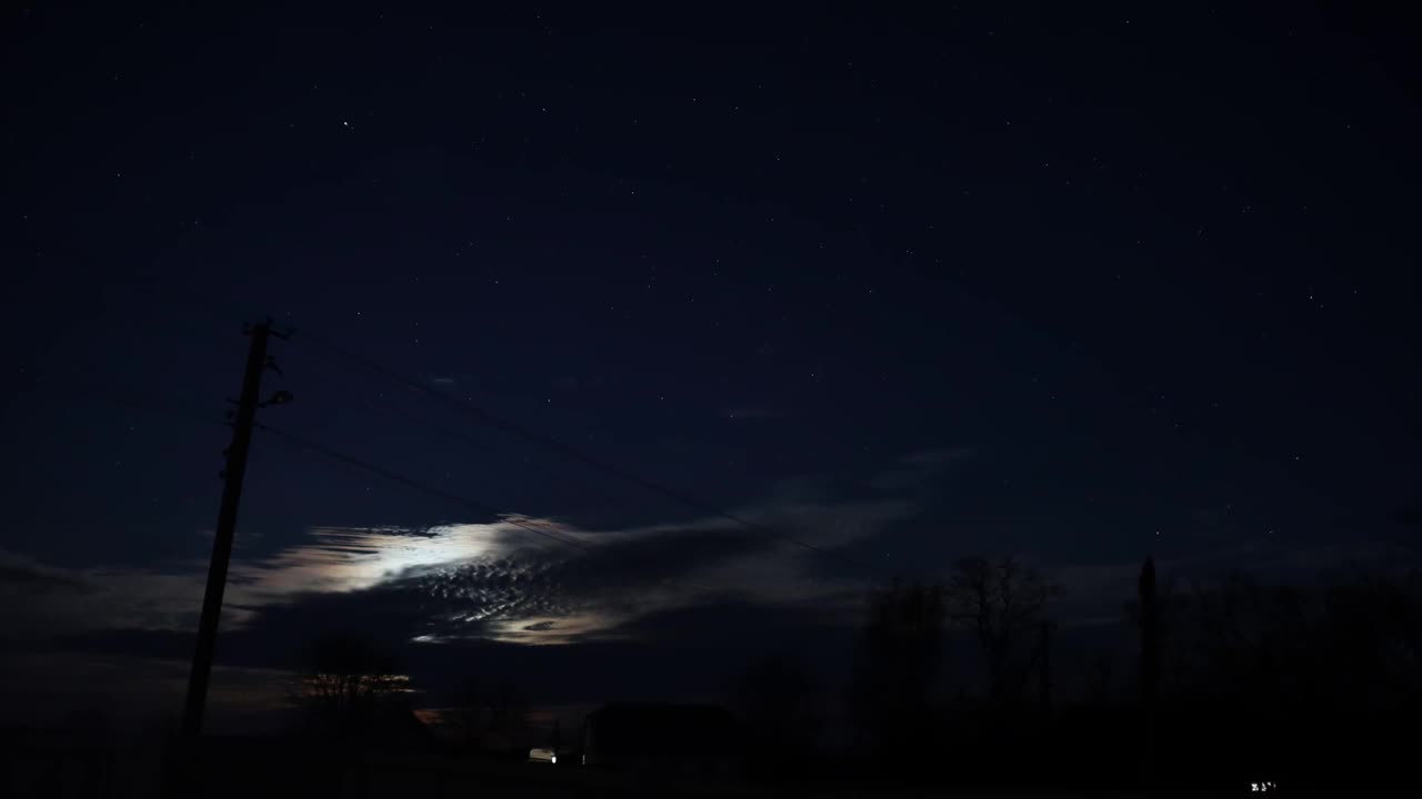 美丽的电影延时摄影的运动的月亮在多云的夜空视频下载