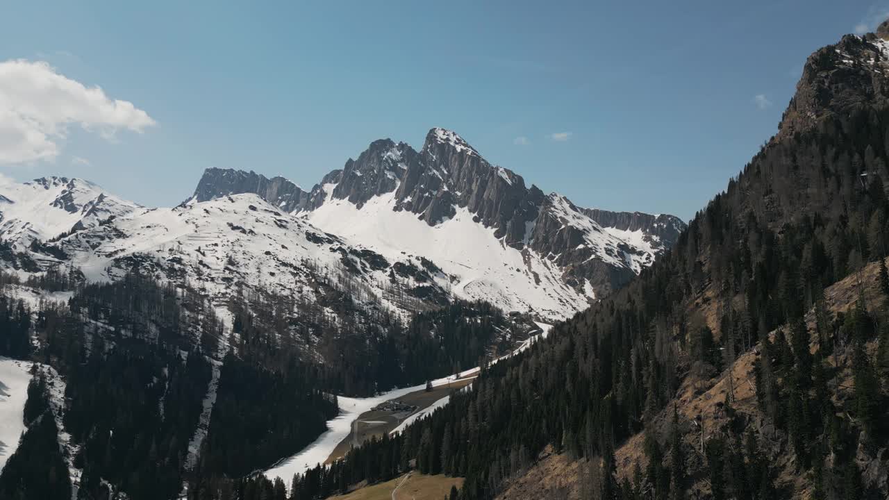 意大利东北部白云石阿尔卑斯山脉雄伟的雪山。空中拍摄视频素材