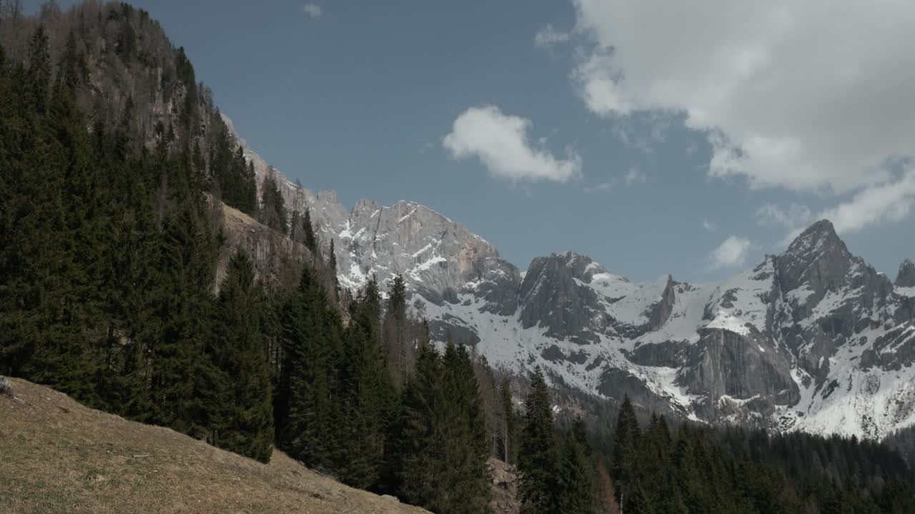 意大利东北部白云石山脉的雪峰。右倾镜头视频素材