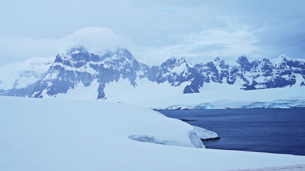 戏剧性的冬季山脉和雪在南极与白雪覆盖的风景，大的山脉在寒冷的天气，南极半岛海岸景观在美丽的海岸视频素材