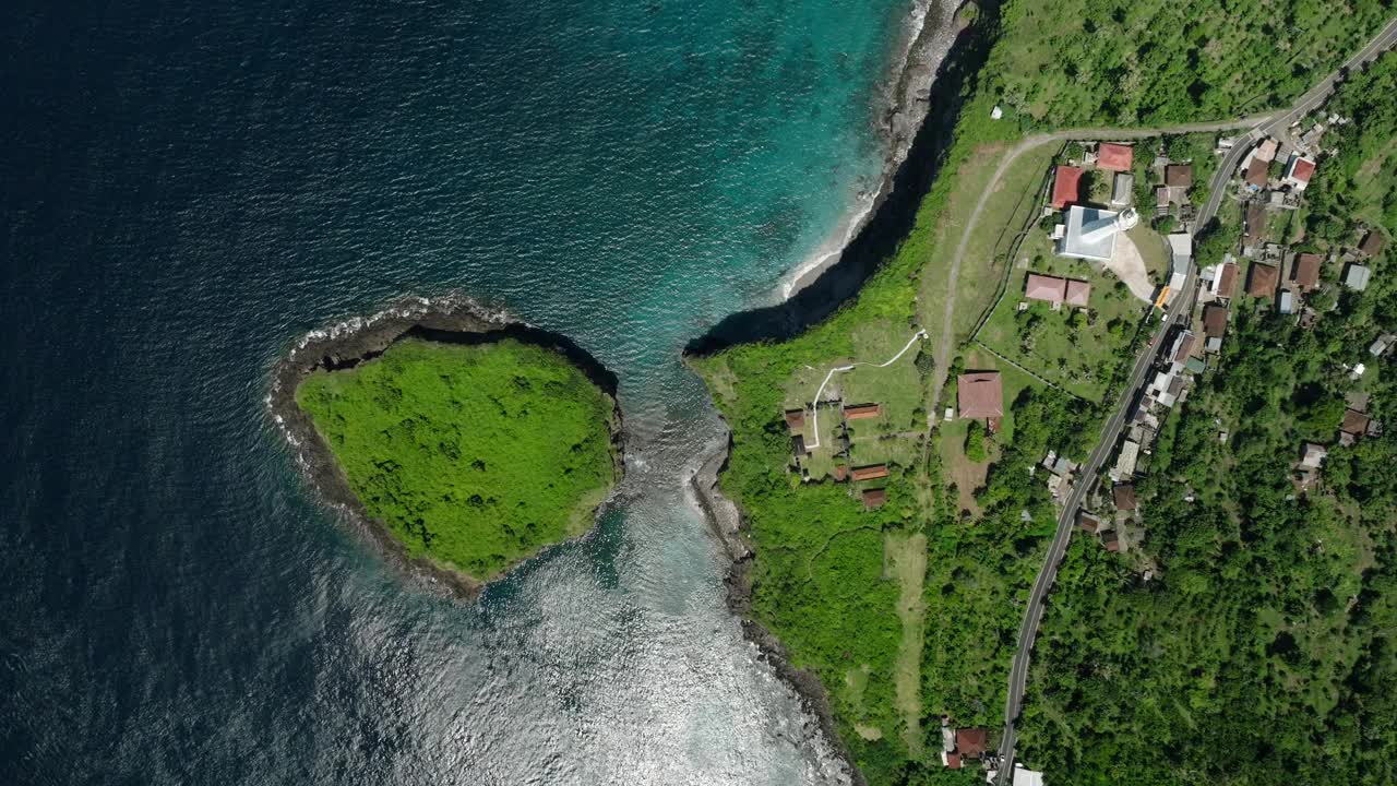 被水和河流地貌环绕的郁郁葱葱的孤岛视频素材