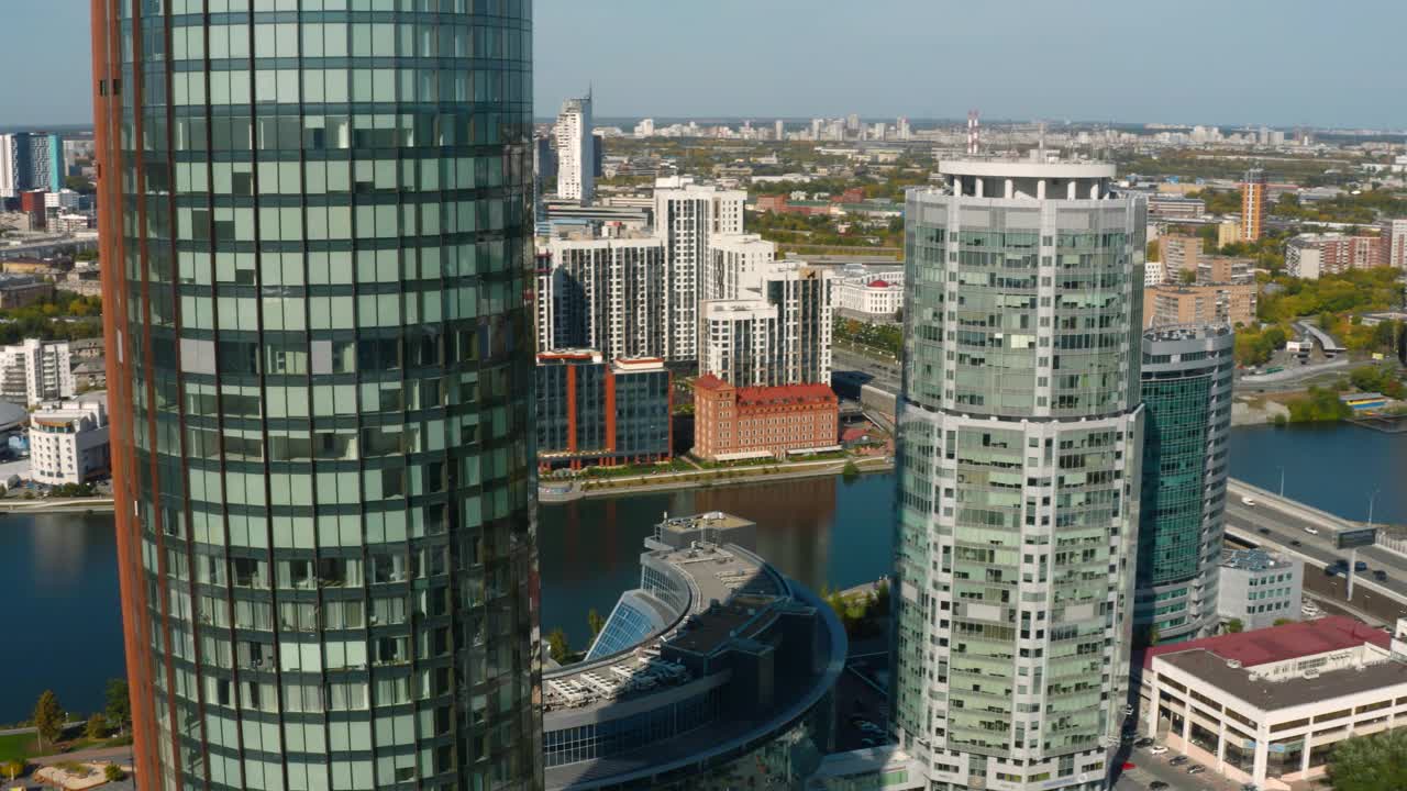 沿河俯瞰美丽的商业摩天大楼。资料片。夏季现代城市商业中心的高层写字楼。现代城市河畔美丽的建筑和景观视频下载